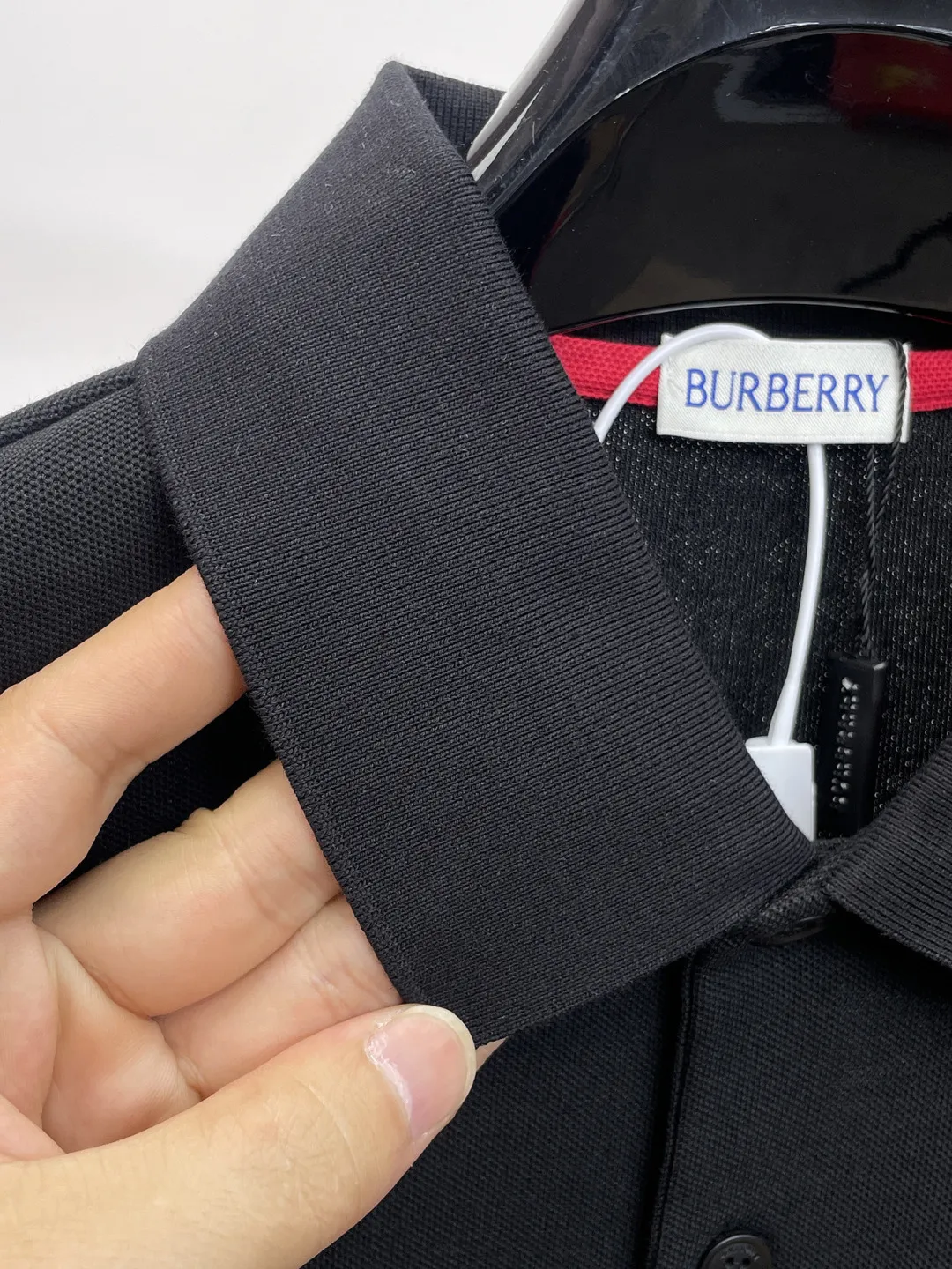 BURBERRY New Arrival Polo shirt, complete with three labels, original fabric, original customized accessories, official Same Style, using 210 grams of pure cotton pique fabric, customized same-tank dyed fabric, very comfortable and smooth to the touch, very wide and stylish, produced by a first-line brand on behalf of Factory, imported Behringer embroidery machine, embroidery is full and textured, imported Kangli direct-injection machine, printing is clear and textured, the collar rib is woven with imported yarn It will not lose shape after being worn for a long time. It is the most New Arrival style in spring and summer. It is fashionable and individual. It is super Versatile and looks good. It is very suitable for both men and women. It is a must-have for everyone. Size: S-XXL